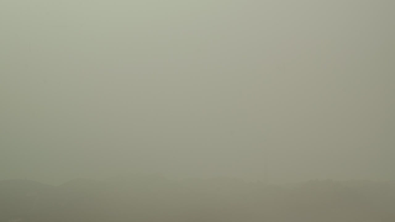 la turbina eólica genera energía en un día brumoso y ventoso, lapso de tiempo