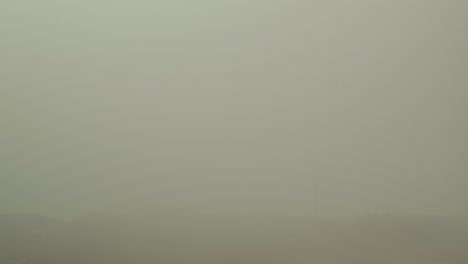 windturbine genereert energie op winderige mistige dag, time-lapse