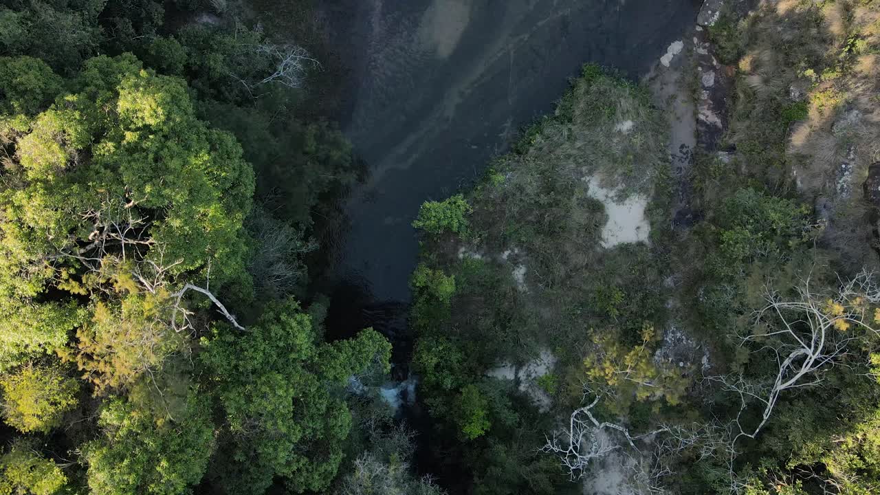 río cascada en medio del bosque visto desde arriba