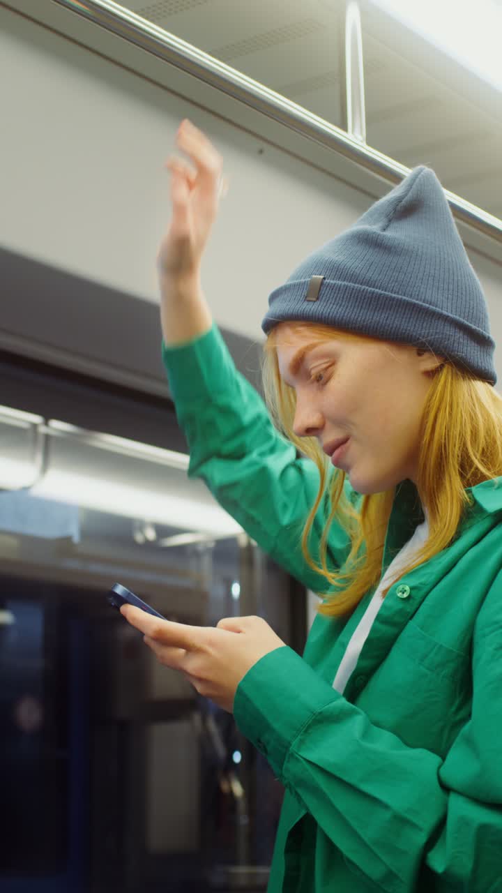 지하철에 있는 여자