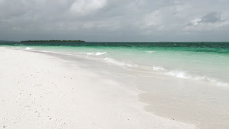 Fantastische-Aufnahme-Des-Weißen-Sandstrandes-Und-Des-Türkisfarbenen-Ozeans-In-Sansibar-An-Einem-Bewölkten-Tag,-Tansania