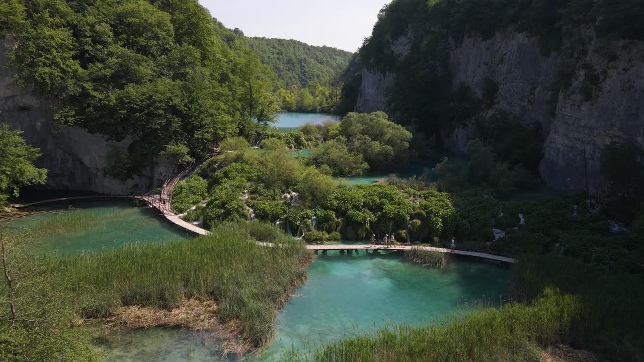 녹색 식물과 아름다운 호수, 사람들이 가는 폭포가 있는 플리트비체 호수 국립공원 위에서 내려다보는 전망