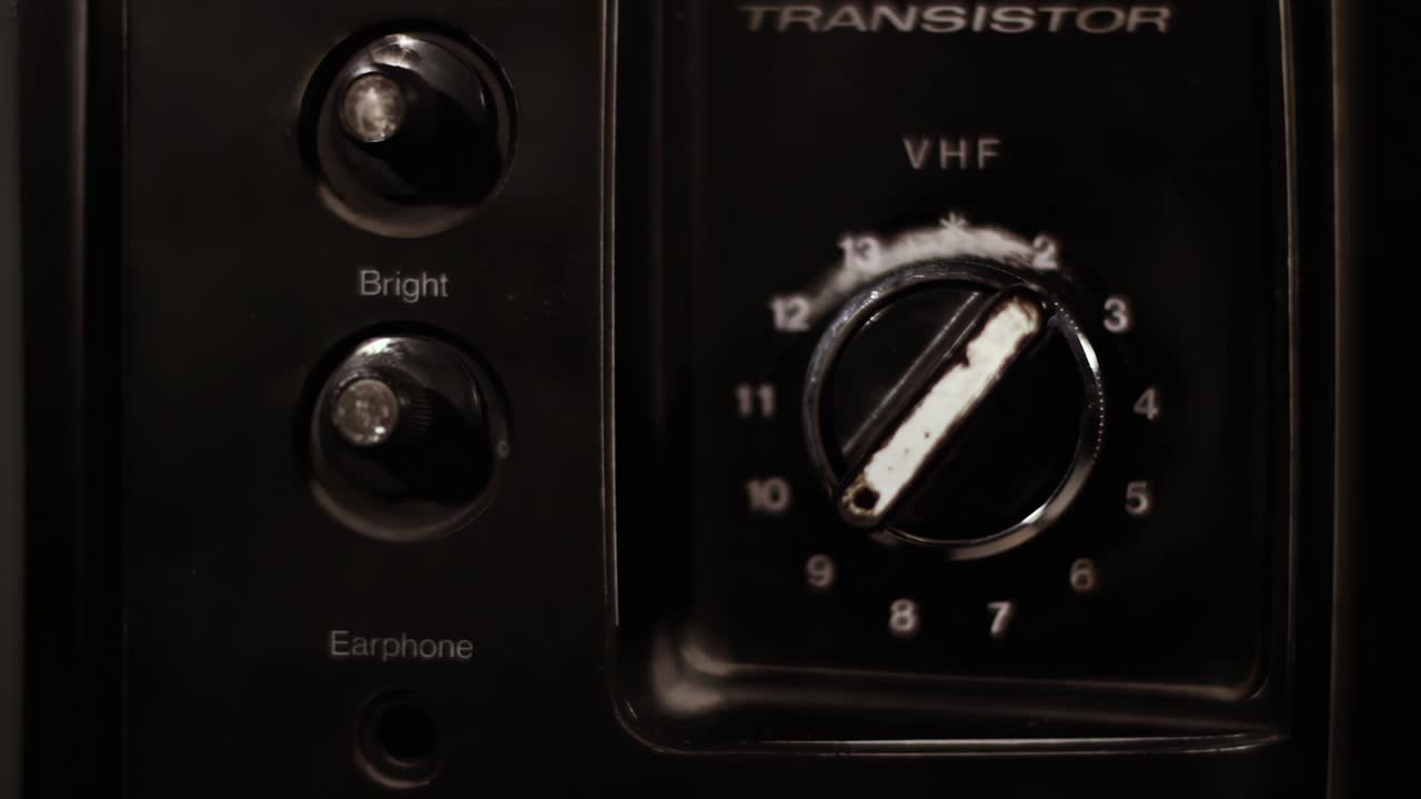 레트로 텔레비전에서 채널 노브를 회전하는 남자, 클로즈업, 4k 해상도