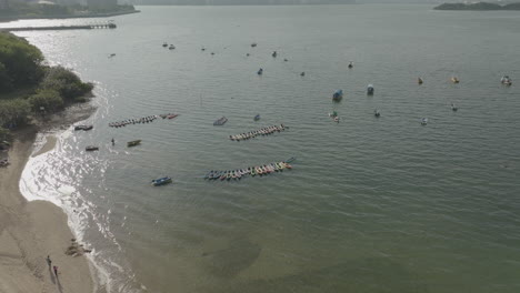 Toma-De-Drones-De-Barcos-Tradicionales-En-Aguas-De-Hong-Kong,-China