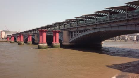 puente de blackfriars sobre el río támesis en londres, reino unido con los soportes de pilares rojos originales todavía en su lugar