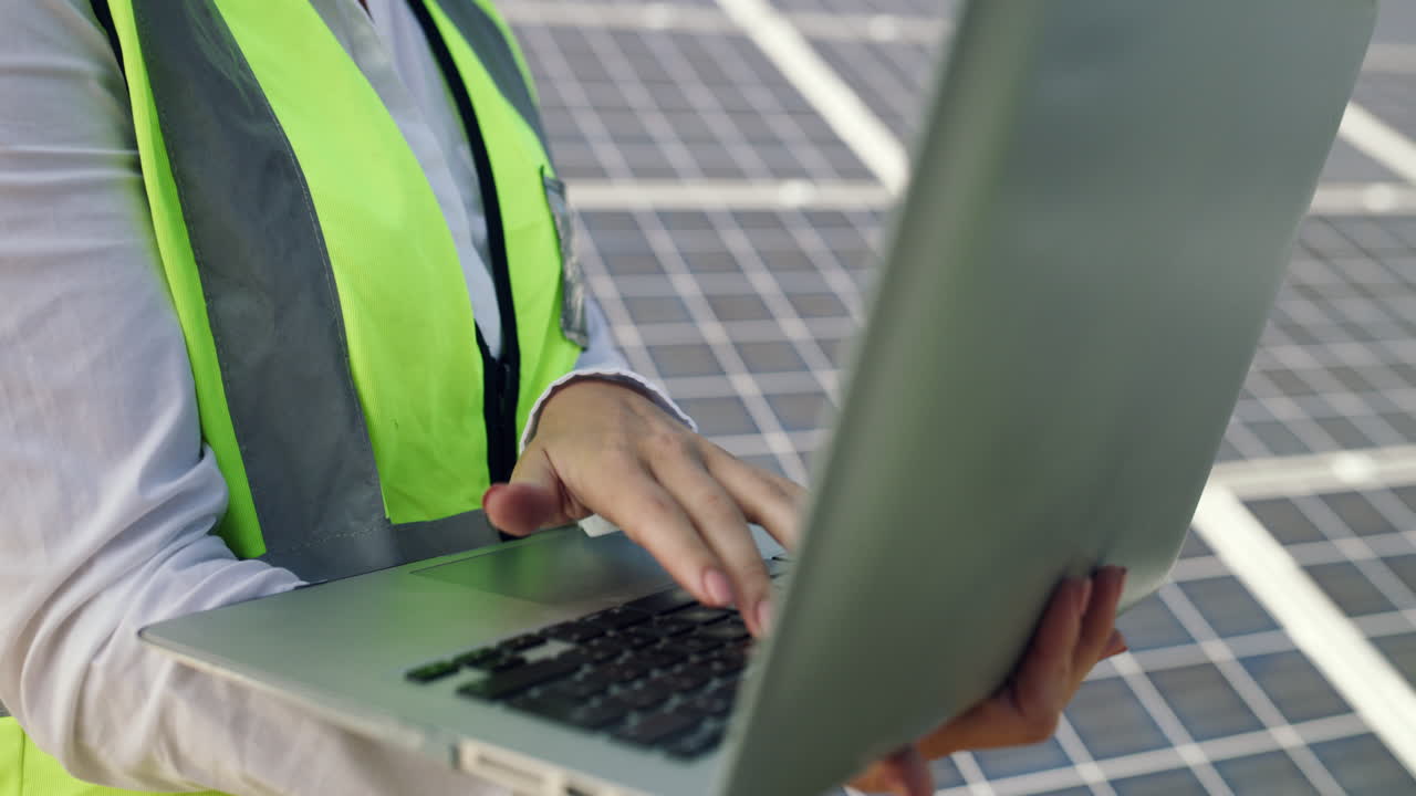 ingeniero trabajando en paneles solares con una computadora portátil