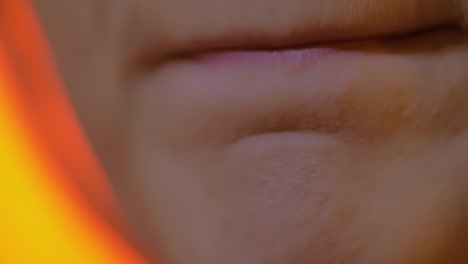 mujer aplicando lápiz labial