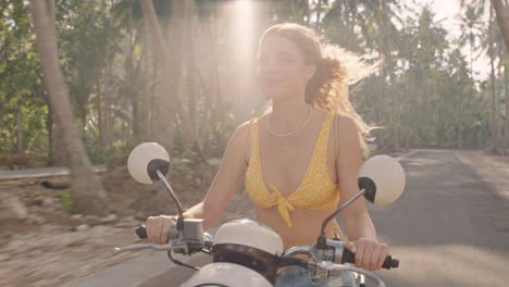 hermosa mujer montando un scooter en un viaje por carretera en una isla tropical disfrutando de un paseo en motocicleta explorando la libertad en vacaciones