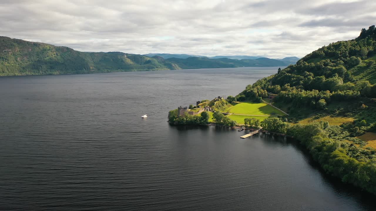 스코틀랜드 인베레스 (inverness) 의 네스 호수 (loch ness) 에 있는 우크하트 성 (urquhart castle) 의 무인기 촬영