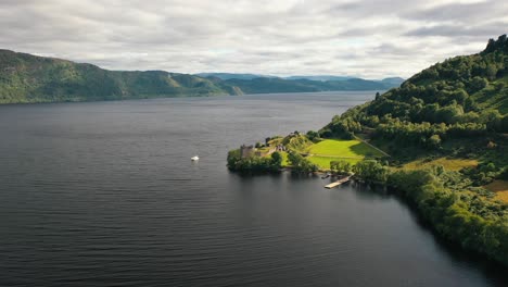 Toma-Aérea-De-Un-Dron-Del-Castillo-De-Urquhart-En-El-Lago-Ness-En-Inverness,-Escocia