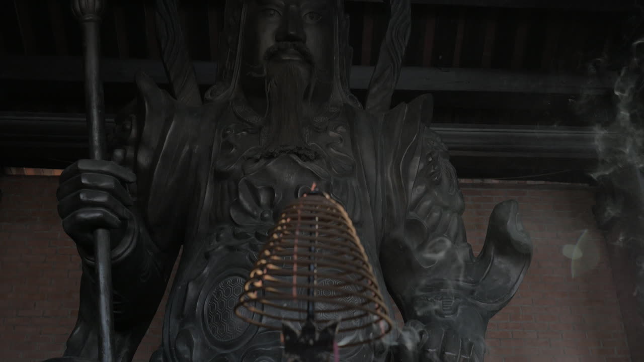 바이 딘 템플 (bai dinh temple) 에 있는 향과 전사의 동상.