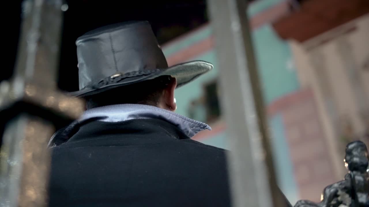 tipo con un sombrero negro