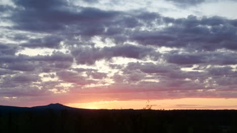 amanecer bajo el monte vithatten en laplandia sueca