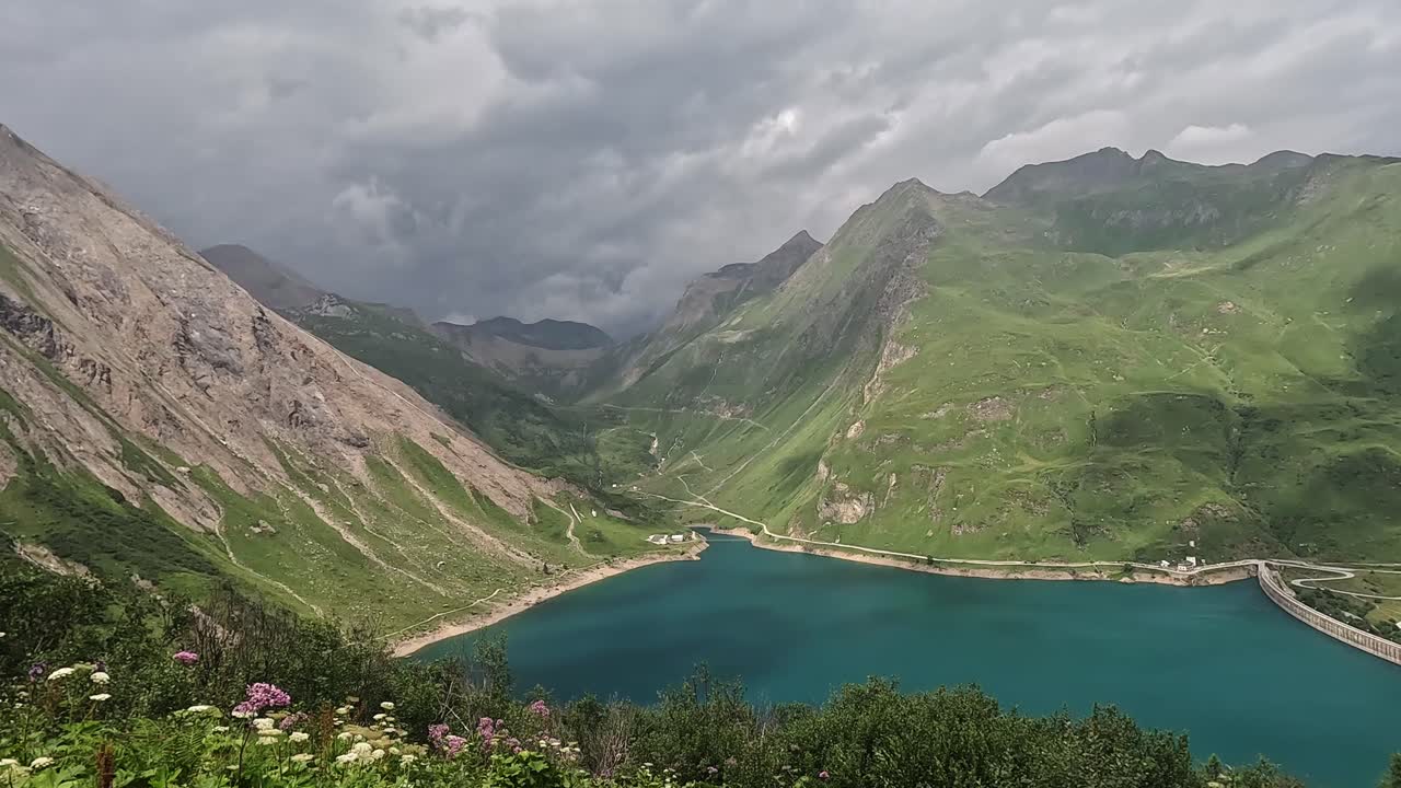 이탈리아 의 깊은 푸른색 산 호수 인 모라스코 호수 에 대한 공중 전망