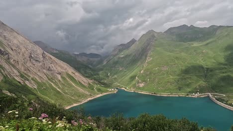 Vista-Aérea-Sobre-El-Lago-Morasco,-Un-Profundo-Lago-De-Montaña-Azul-Turquesa-En-Italia