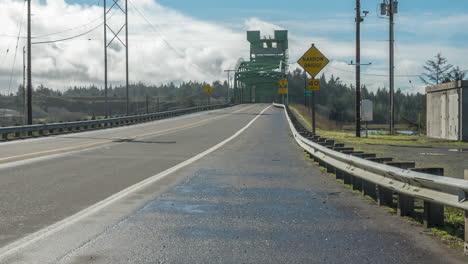 muchos vehículos que viajan en bullards puente de elevación vertical contra el cielo nublado en bandon, oregon usa