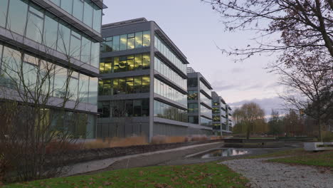 Edificios-De-Paneles-De-Vidrio-Del-Parque-De-Oficinas-De-Tecnología-Toma-Panorámica-Durante-La-Puesta-De-Sol