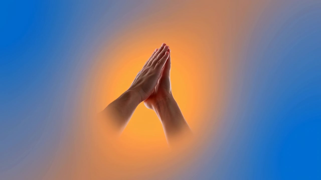 Mani in preghiera, su sfondo astratto con colori sfumati, da una prospettiva neutra, con accenti blu e arancioni, e un'atmosfera pacifica e spirituale.
