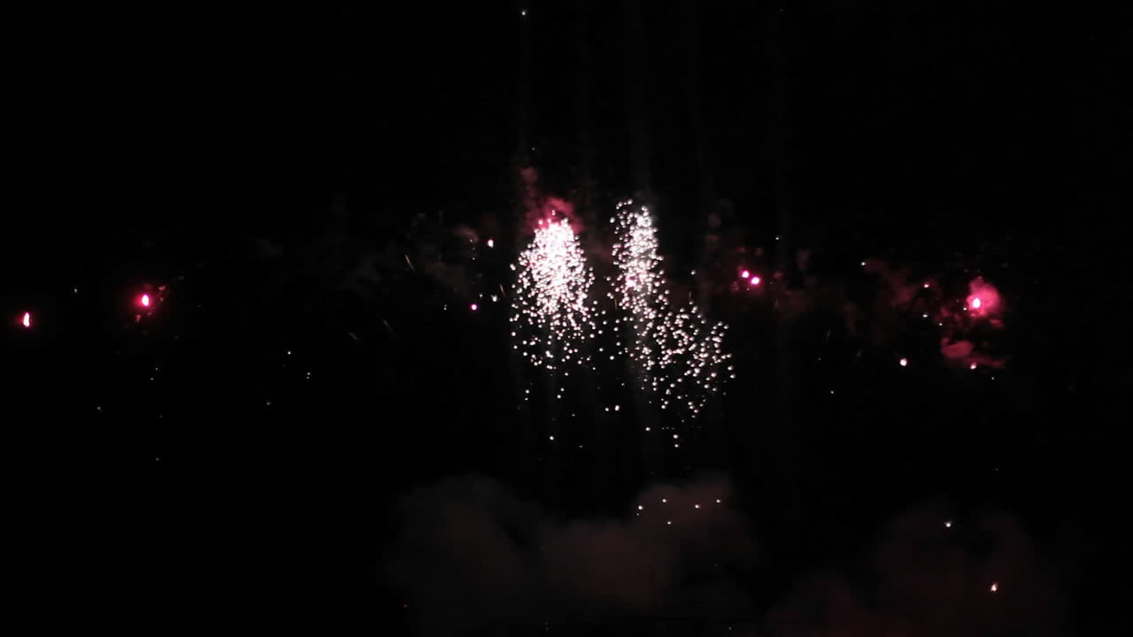 un espectáculo de fuegos artificiales en la noche