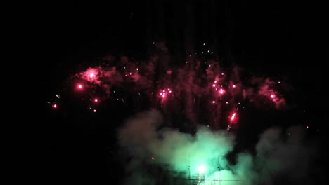 un espectáculo de fuegos artificiales en la noche