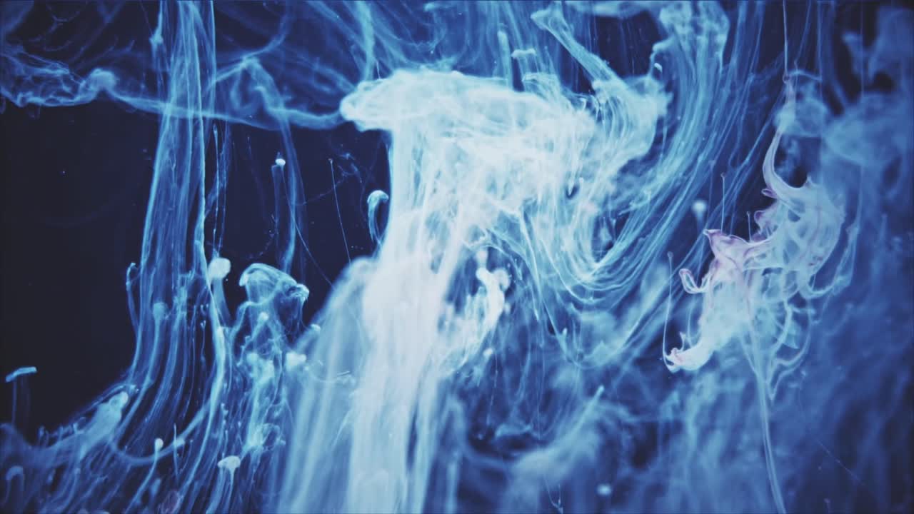 Inchiostro astratto blu e bianco vorticoso in liquido scuro