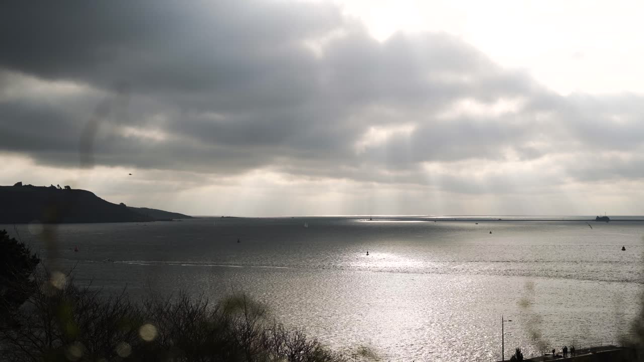 영국의 플리머스 괭이에서 본 극적인 바다 경치