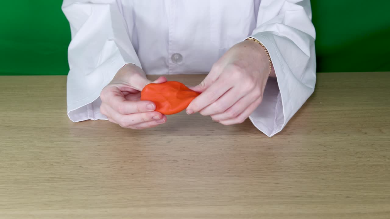 las manos manipulan la arcilla para mostrar las propiedades del material