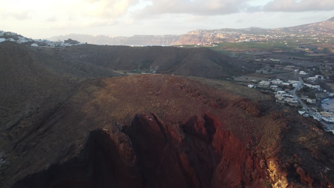 산토리니의 붉은 해변에서 내륙을 바라보며