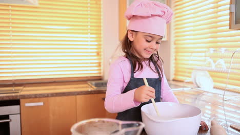 Niña-Sonriente-Cocinando