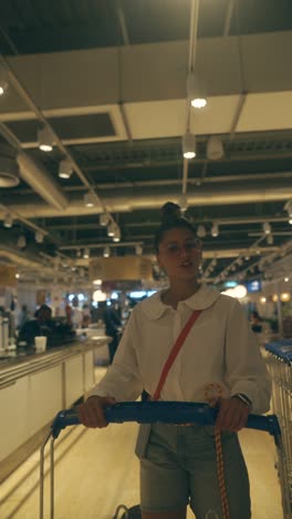 mujer comprando en un supermercado