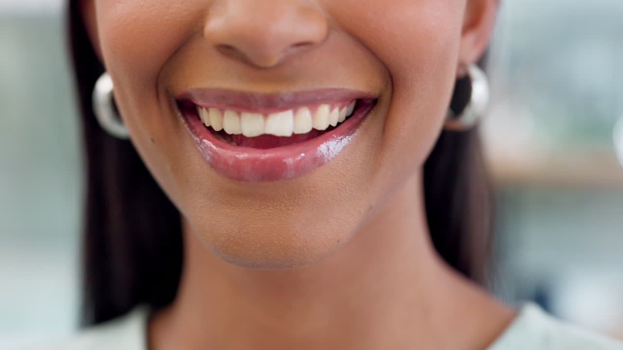 Bocca di donna, sorriso e denti sani e puliti