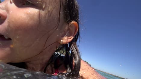 una chica nada en el mar en un anillo de goma.