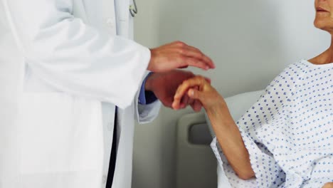 Male-doctor-comforting-patient-in-the-ward