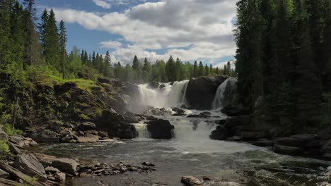 La-Cascada-Ristafallet-En-La-Parte-Occidental-De-Jamtland-Está-Catalogada-Como-Una-De-Las-Cascadas-Más-Hermosas-De-Suecia.