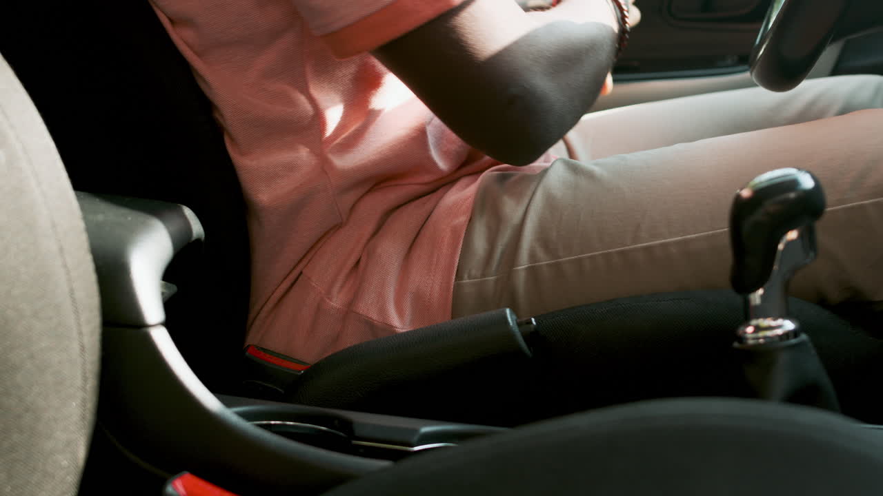 차 위 에 앉아 있는 남자