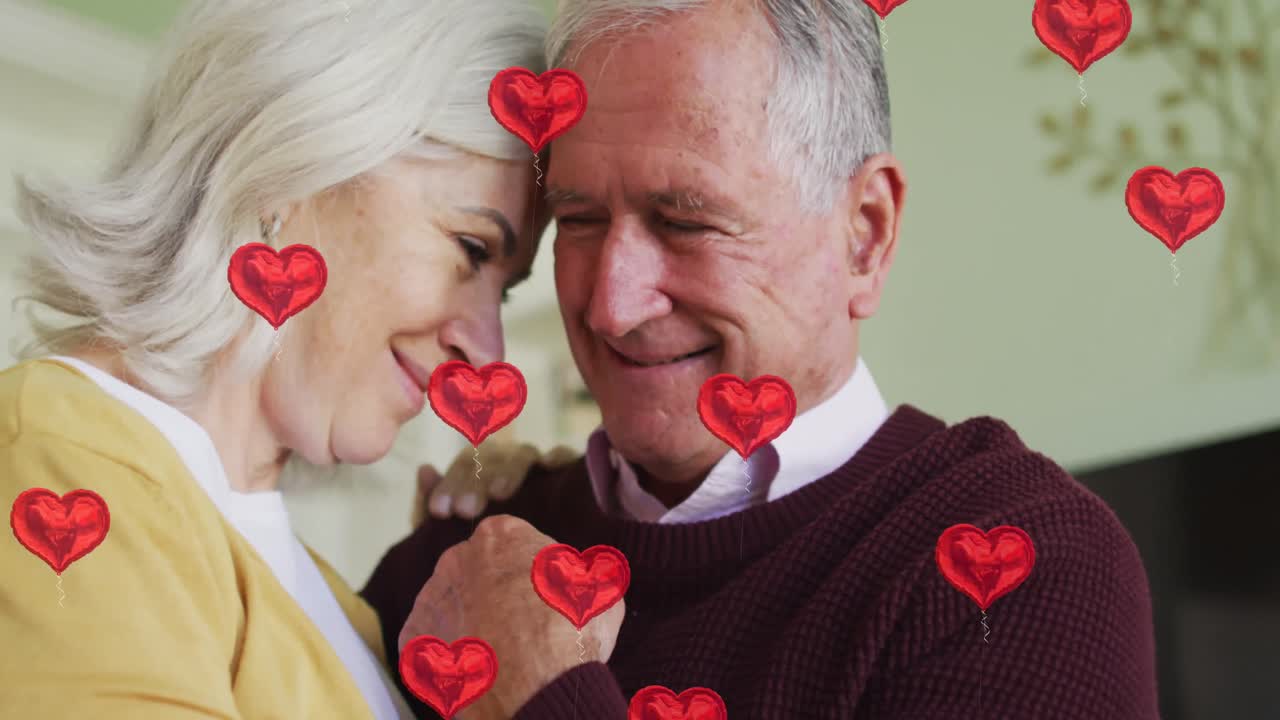 고령 커플 위에 떨어지는 심장 아이콘의 애니메이션