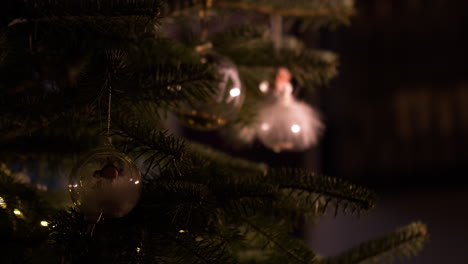 Vista-Del-Pino-Y-Adornos-De-ángeles-En-Bolas-De-Vidrio,-Adornos-Para-El-Pino-Iluminado-Por-Luz,-Estático