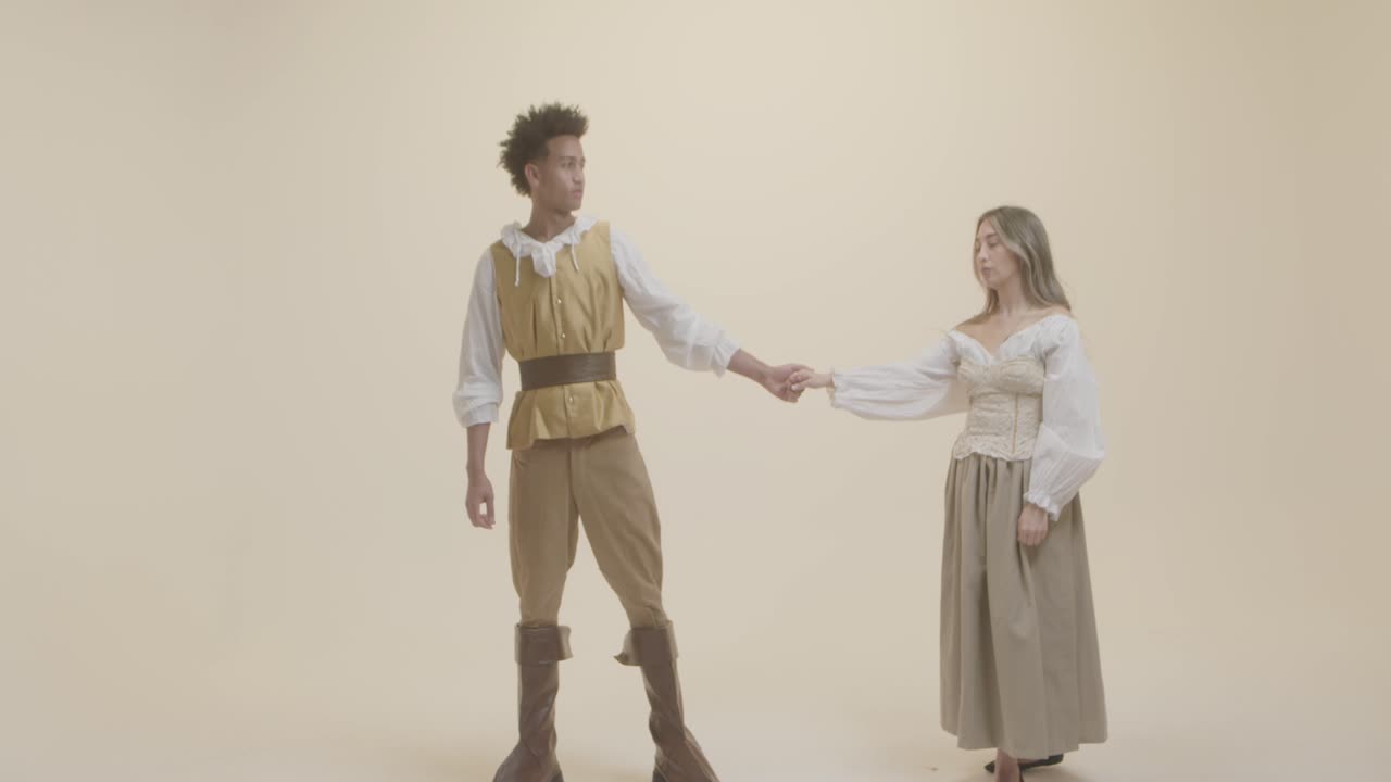 hombre y mujer con trajes romanos antiguos en un estudio interior para el stock de producción de contenido