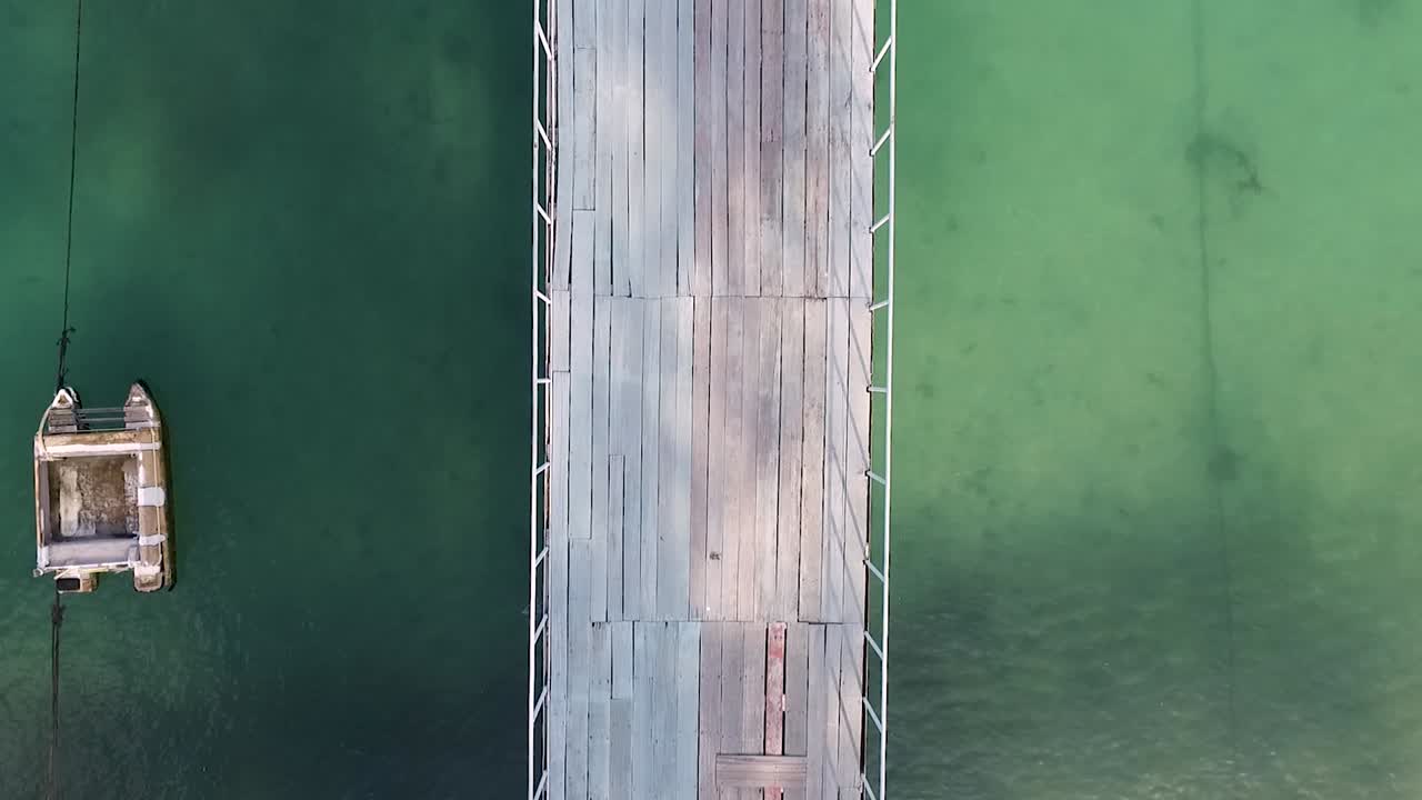 아래를 가리키는 빈 워킹 브릿지 카메라 위를 천천히 앞으로 날아갑니다.