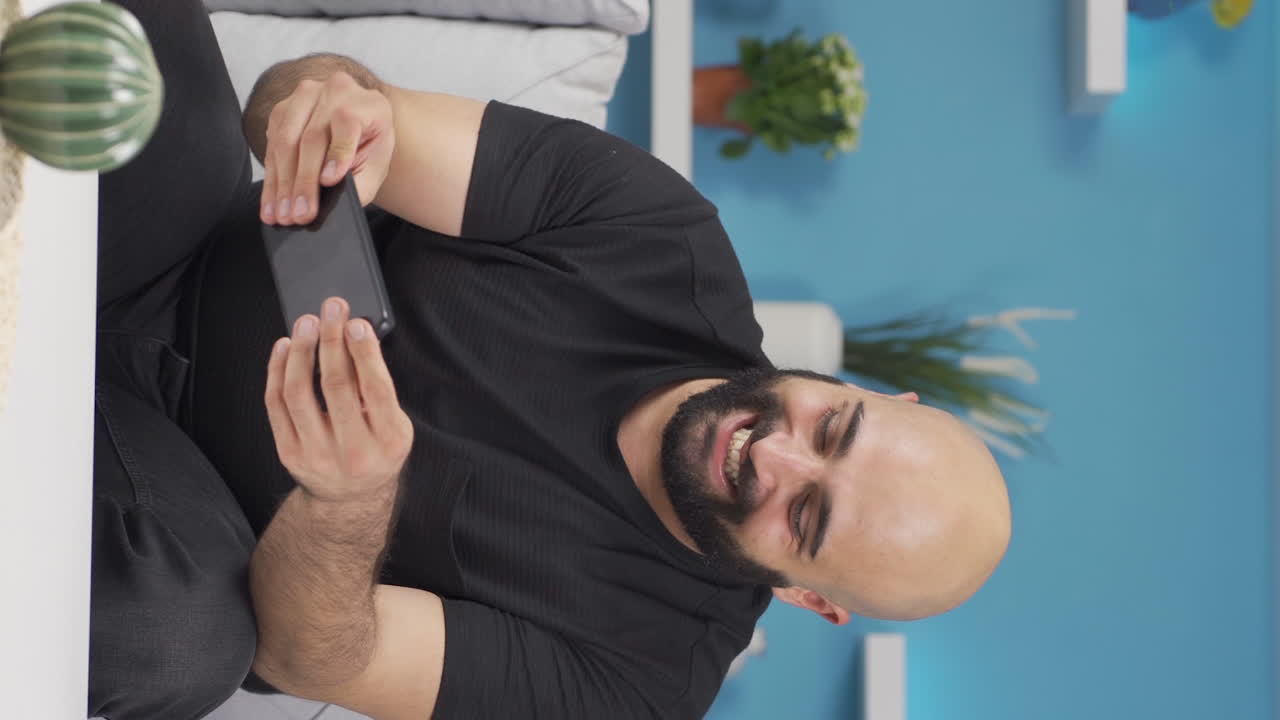 Video verticale: l'anziano divertente