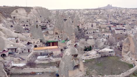 ciudad de goreme con mezquita y residencias en formaciones rocosas, región de capadocia, turquía