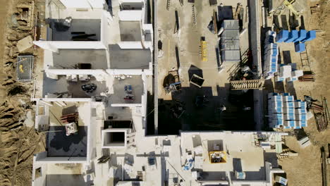 de arriba hacia abajo sobre la etapa inicial de construcción de un bloque de pisos multifamiliar, antena