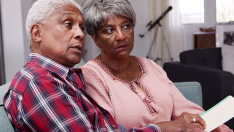 pareja de ancianos se reúnen con un asesor financiero masculino en casa