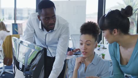 Team-Arbeitet-Am-Computer-Im-Büro