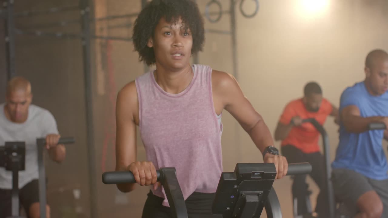 personas enfocadas en deportes diversos haciendo ejercicio en el gimnasio en cámara lenta