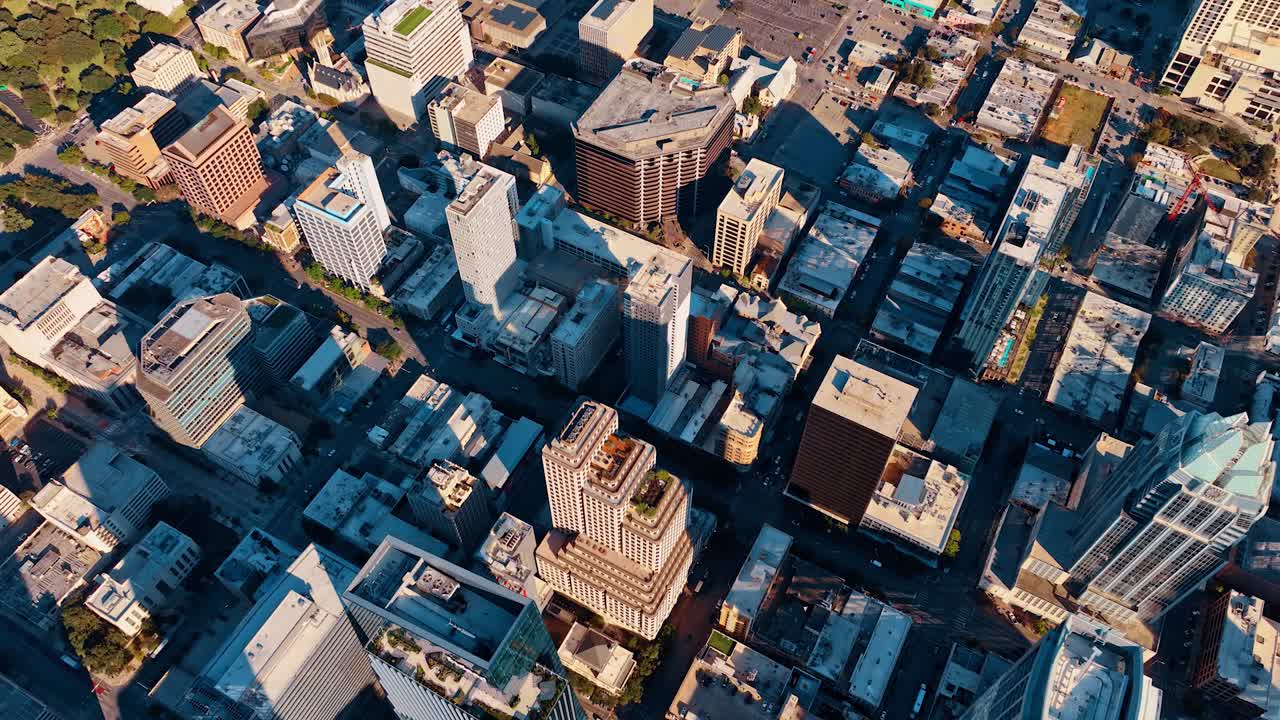 Austin, EE. UU., 21 de noviembre de 2025: Vista aérea cenital vertical de las calles del centro de Austin. Perspectiva cenital de las manzanas de edificios, rascacielos, tejados y la cuadrícula urbana al final de la tarde con largas sombras.