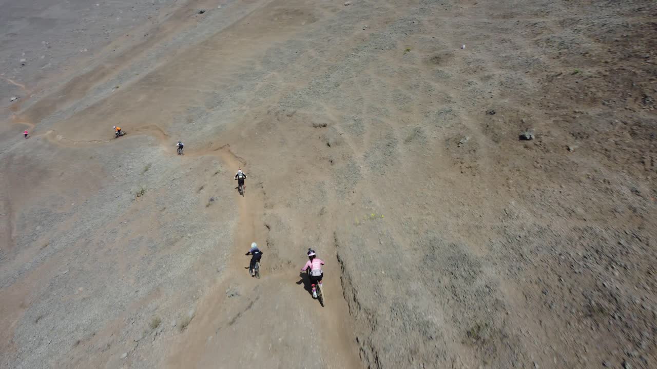 내리막 길을 시작하는 산악 자전거 그룹