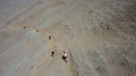 un grupo de ciclistas de montaña iniciando la ruta cuesta abajo
