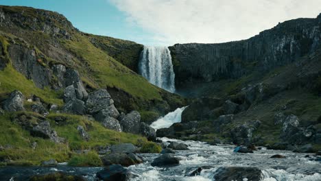 Toma-Panorámica-Distante-De-Una-Cascada-Paradisíaca-Y-Un-Río-Cristalino