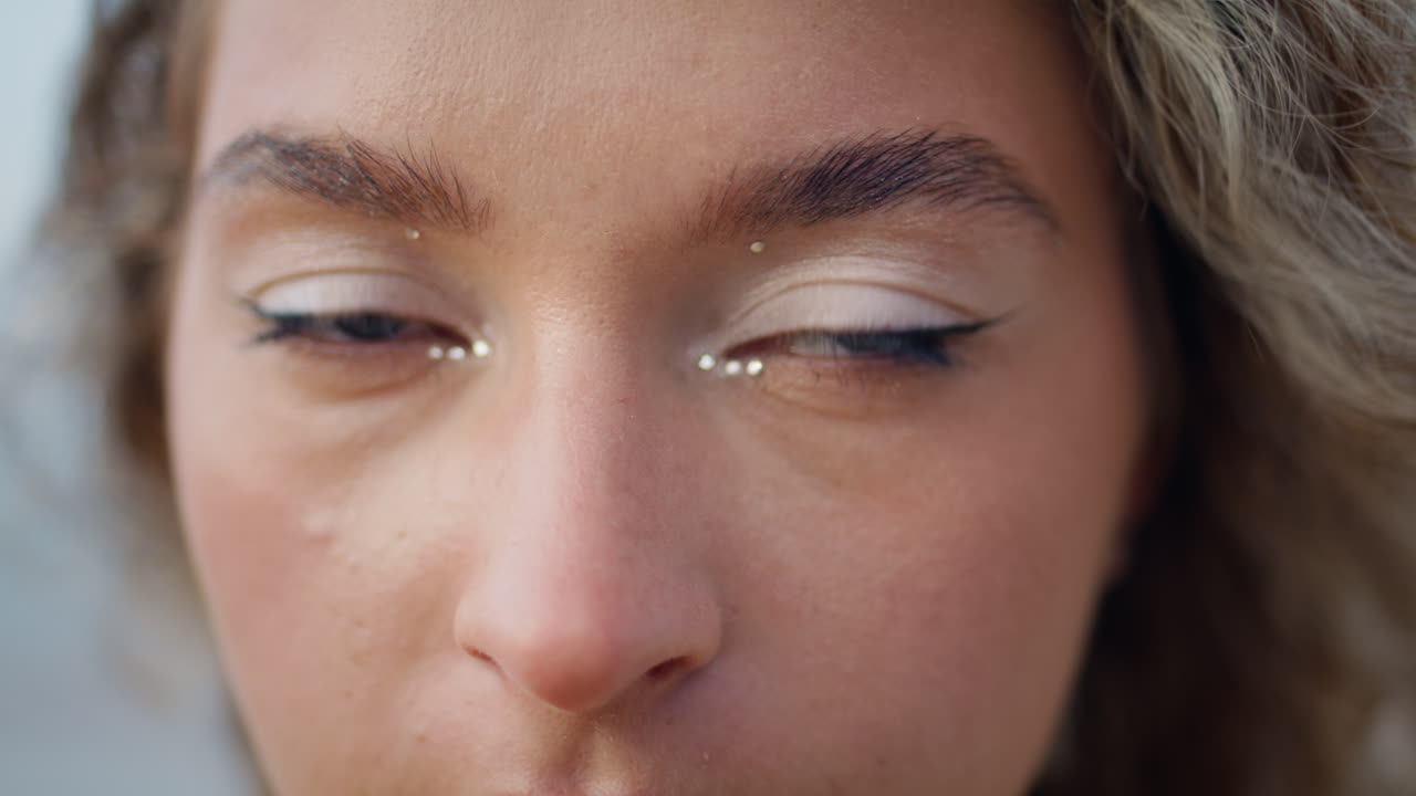 closeup ojos de mujer hermosa mirando a la cámara con confianza. chica de ojos azules posando